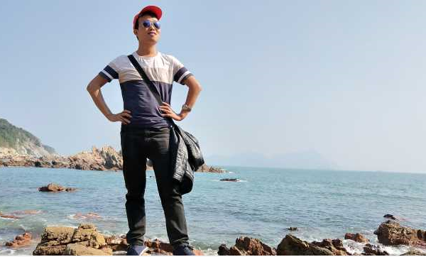 静静的看着波涛汹涌的大海，工作和生活上所有的烦恼都随之而去，迎着海风，心情豁然开朗 ... ... ... ...