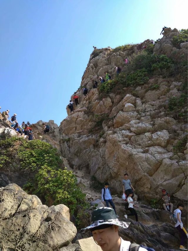 临山傍海，山岳纵横，