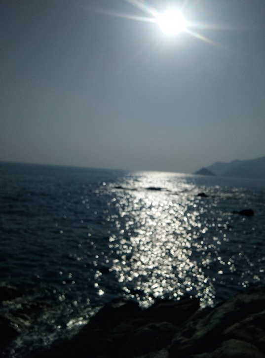 当我们穿越到西涌沙滩的时候，太阳都快要落山了，这时候的大海不一样的景色 ... ...