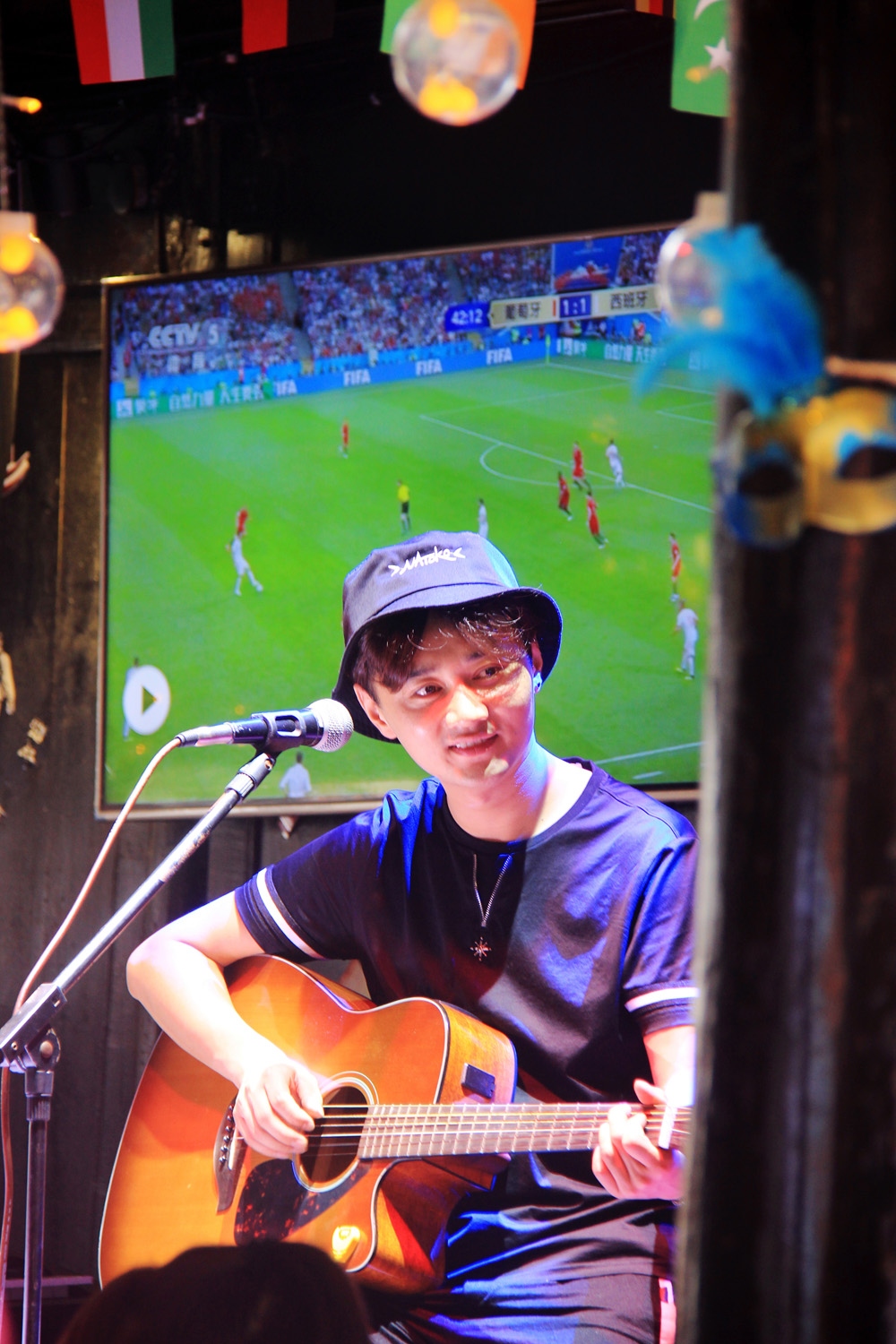 帅气的酒吧驻唱