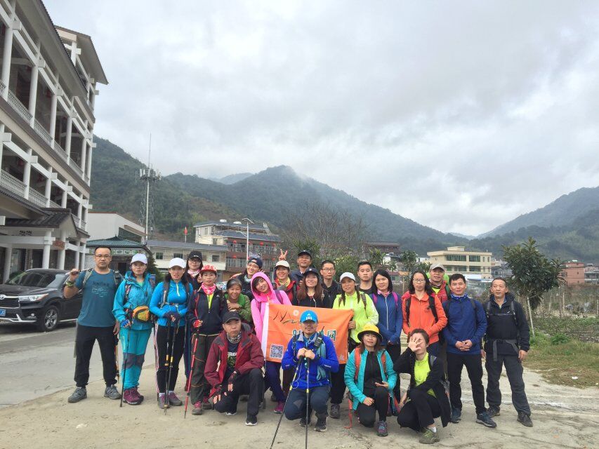 山脚下先来大合影