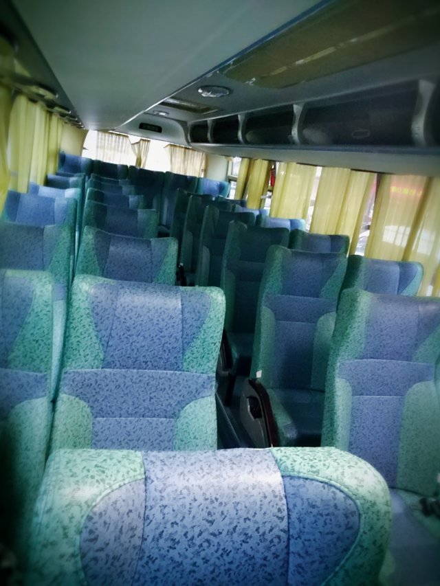 豪华大巴来到上车点都不敢相信，25人出行坐到45座豪华大巴爽歪歪