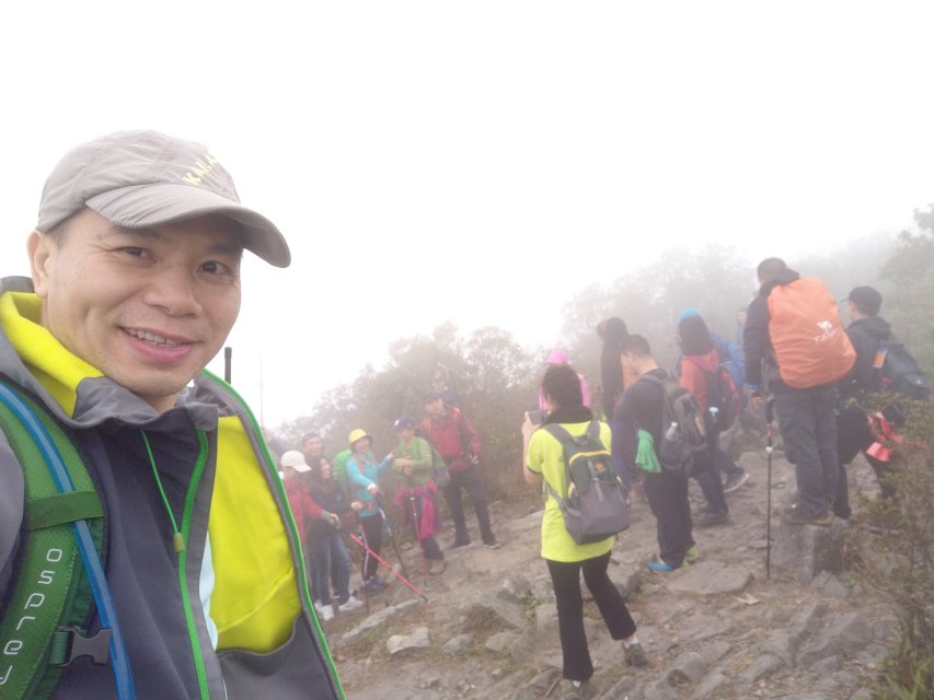 山顶上，虽然被大雾包围看不到美景，但小伙伴们的各种poice,完成沉浸在拍照的乐趣中 ...