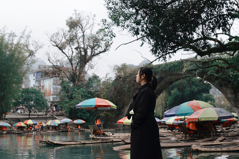 站在玉龙桥旁，等带我的龙骑士