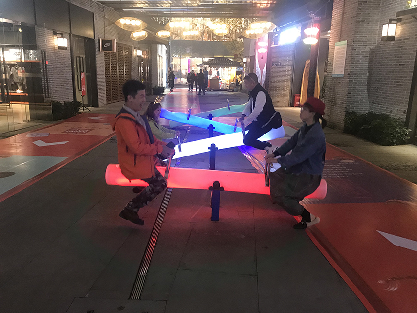 4个孩纸。玩的津津有味