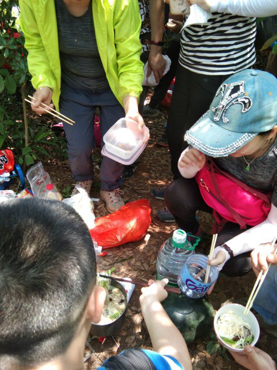 在山顶开炉分享美食