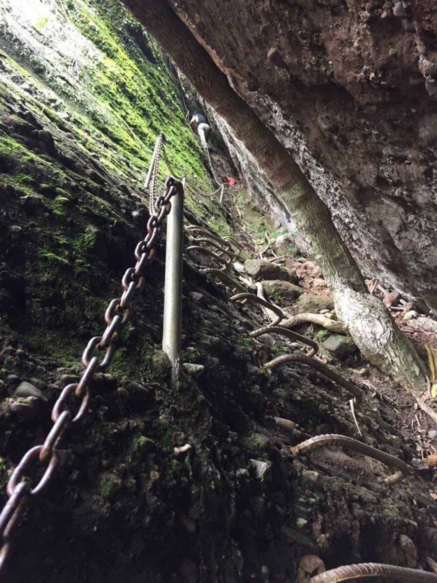 开始下山，沿夹逢往下爬