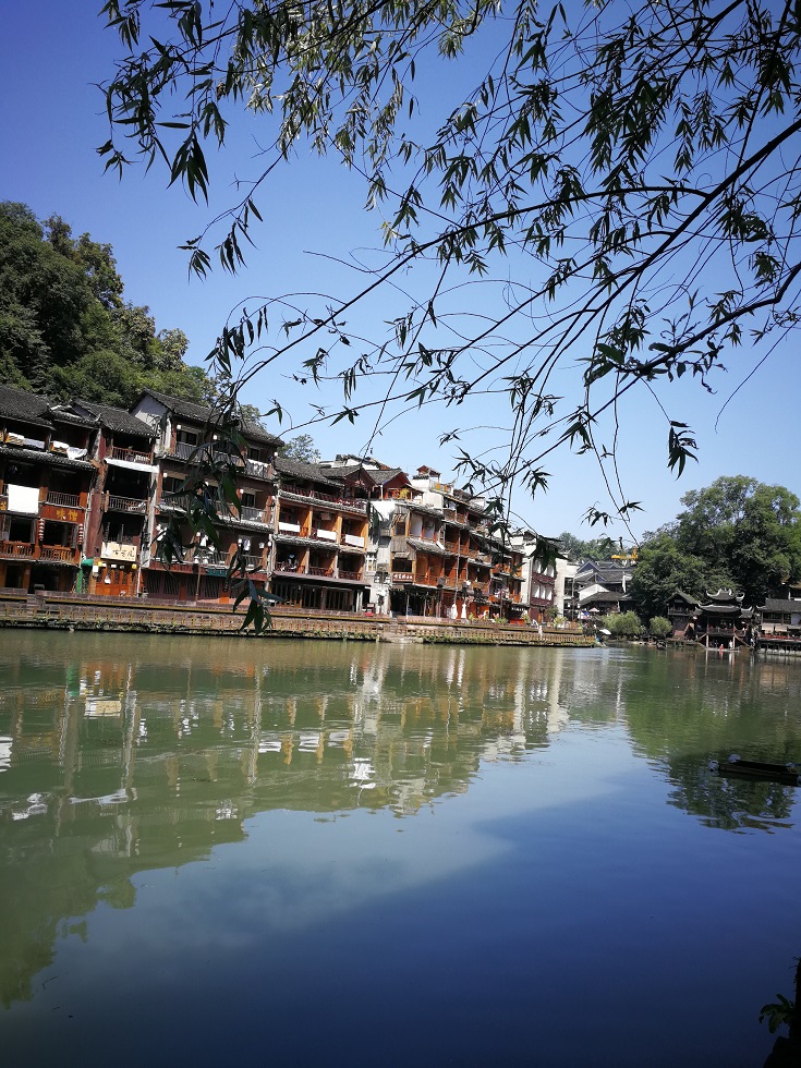 一半碧水一半蓝