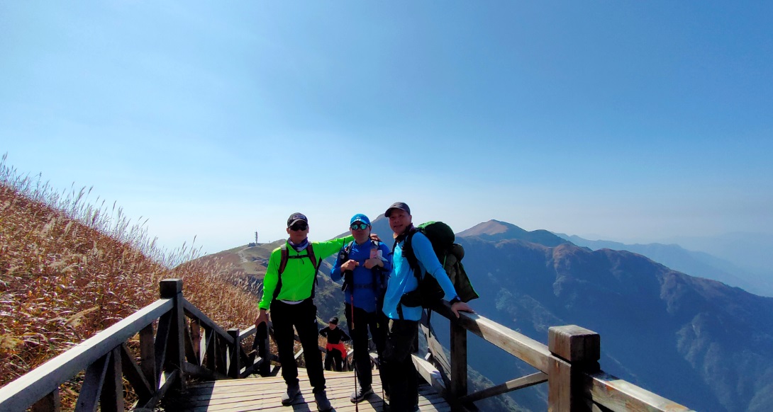 我们全程徒步的三个队友