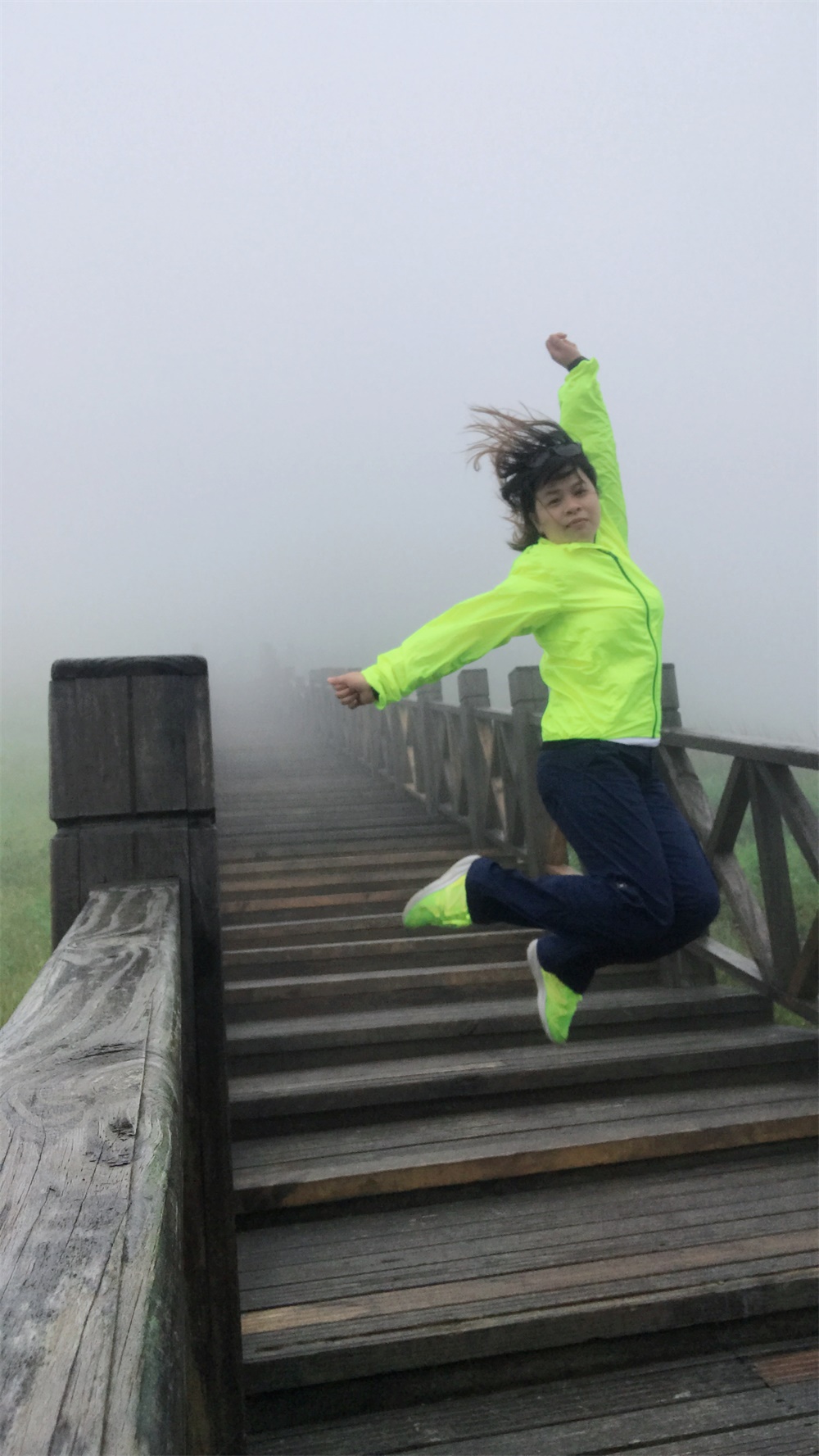 在酒店简单地洗了个澡，吃了个饭，睡了半个小时，2点准时出发：玻璃栈道。 看到仙境一般的木梯，忍不住蹦起 ...