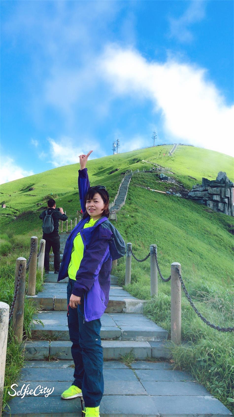 从这往上走，就是金顶，在阳光、蓝天、白云的衬托下，就像动漫里的画面一般（金顶是武功山最高的地方，看云 ...