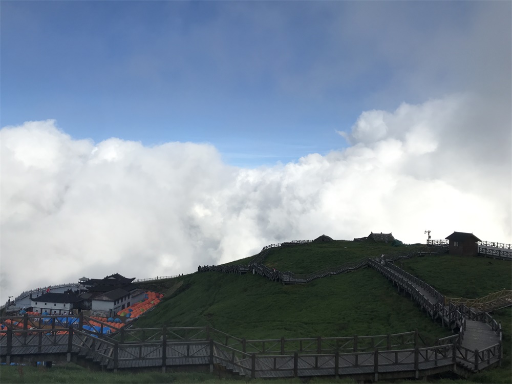 这云海白得像棉花糖一样