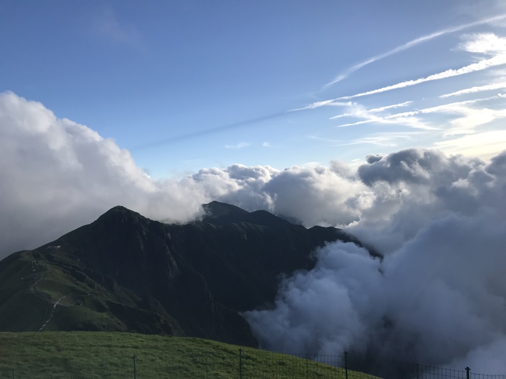 到达金顶时，已经是下午5点多，很庆幸自己所做的决定，我被眼前的云海惊呆！！仙境一般，所有的累，全部抛  ...