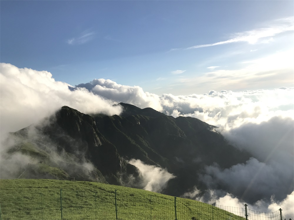 此刻，我真的不想走，我很后悔为什么不在金顶住，我很后悔不带一条红裙或白裙来拍照。 ... ... ...