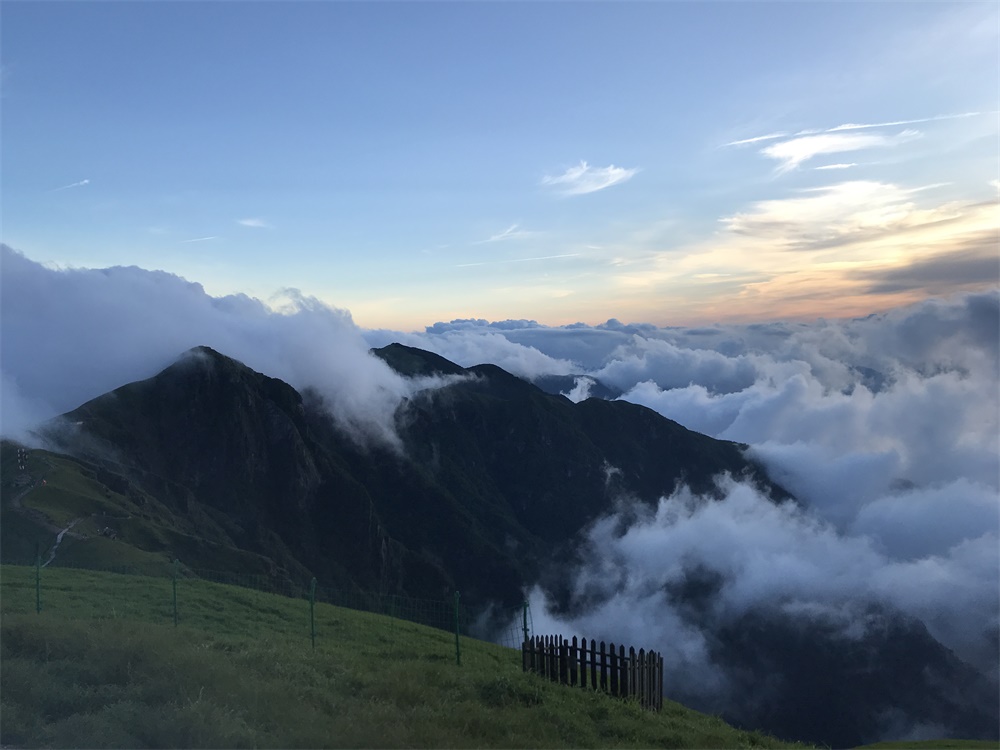 太阳开始下山，天慢慢暗下来，我真的一点都舍不得离开。我做了个最坏打算，看完日落再下山。我决定一个人走 ...