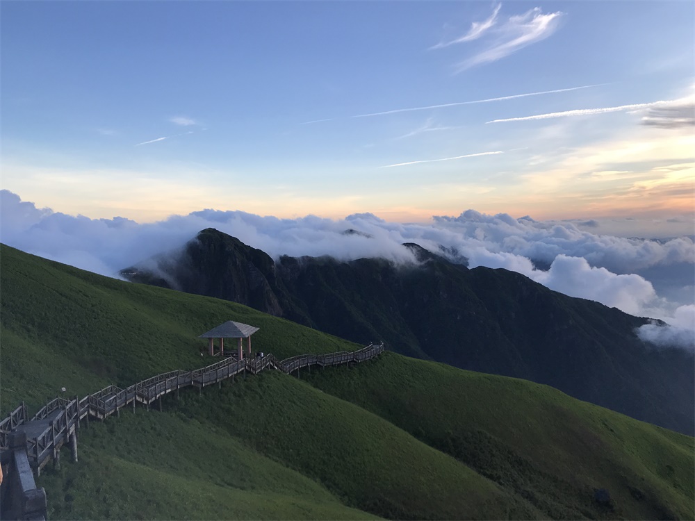 木梯、绿山、云海、晚霞，宛如仙境