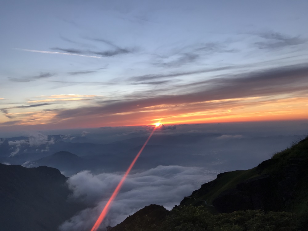 日落余晖，一道霞光穿破