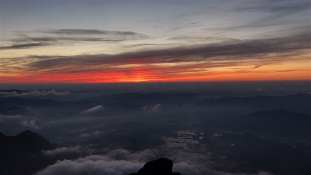 晚上7点，太阳几乎看不到了，只剩下一些霞光，我决定下山。下山时，才发现我膝盖痛发作，在路边捡了根棍子  ...