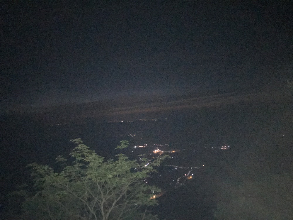 ，也很尴尬，让这么多人担心我。周围一片漆黑，路灯都没开，一个人都看不到，我就这样一个人开始走夜路返回 ...