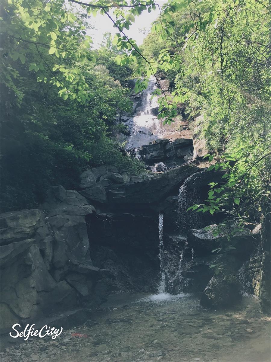 第二天，起床时已经是10点火点。酒店的阿姨看到我，热情地接我去看瀑布