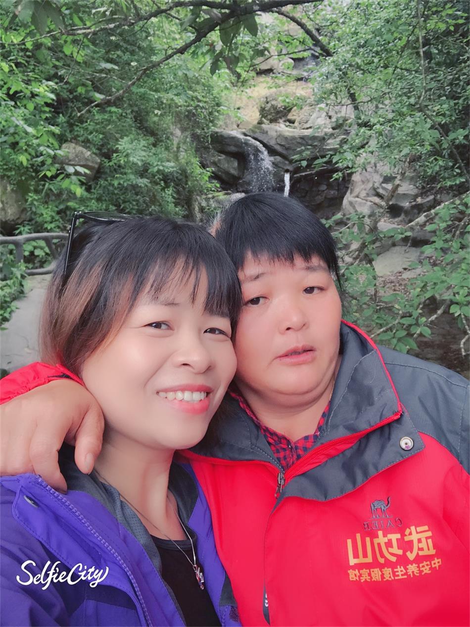 这么热情的阿姨，怎能少得了合影呢