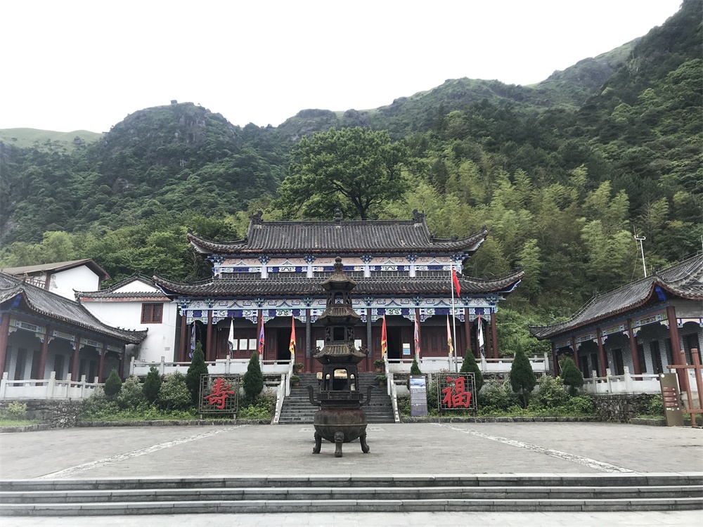 绵羊的大嫂说这里很灵，本想拜拜，祈福，无耐又是身体原因拜不得。下次再来吧，我想带雯雯来看白色的武功山 ...