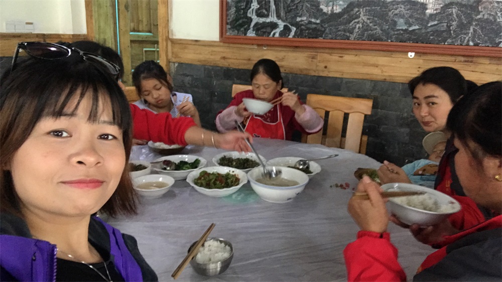 和酒店的工作人员一起吃工作餐，好美味！